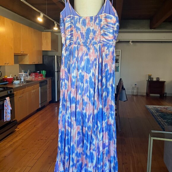 ASTR the Label "Maeve" Pleated Midi Dress Size S Blue/Pink Abstract - Picture 4 of 13